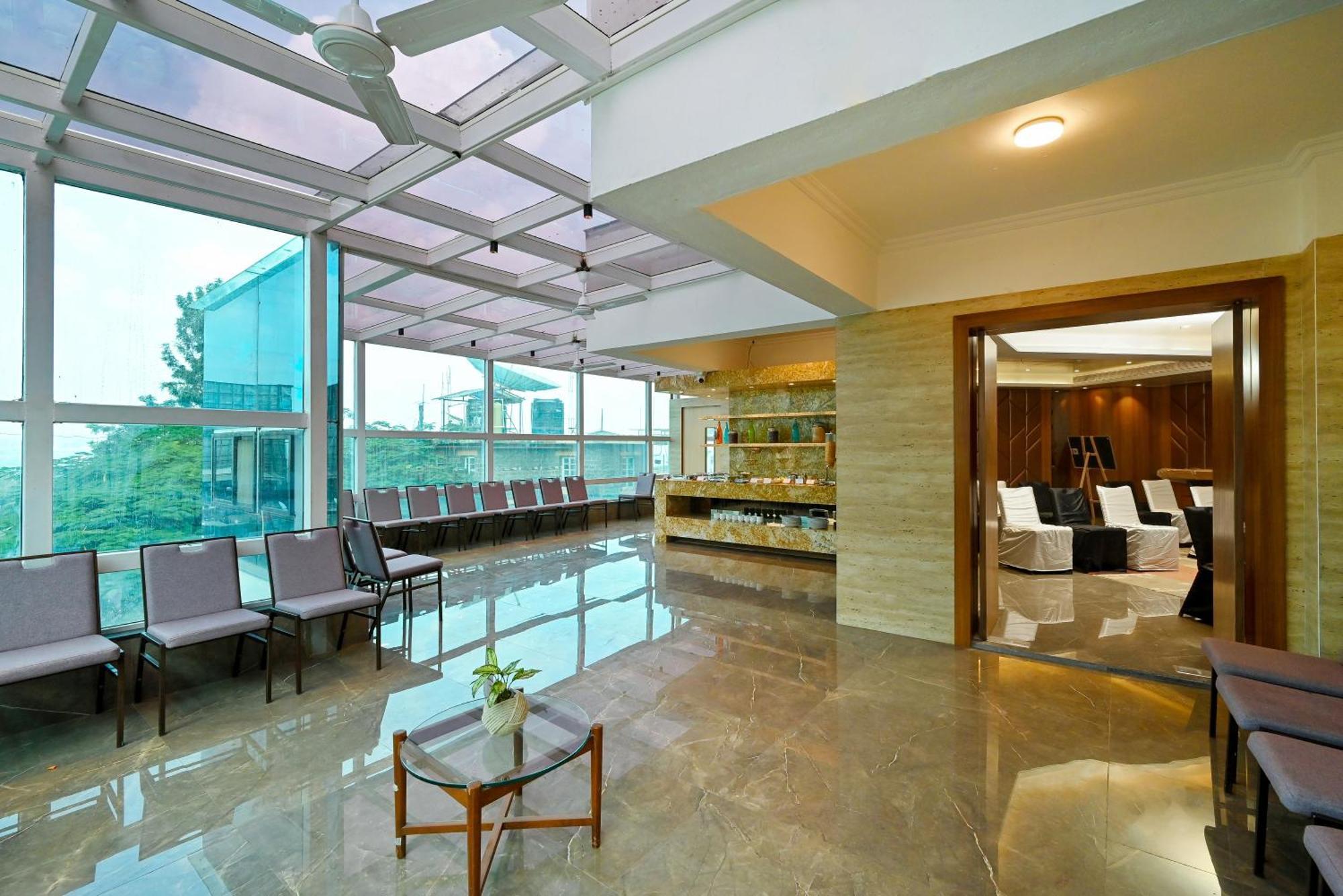 Hotel Maharaja Regency Satara Esterno foto