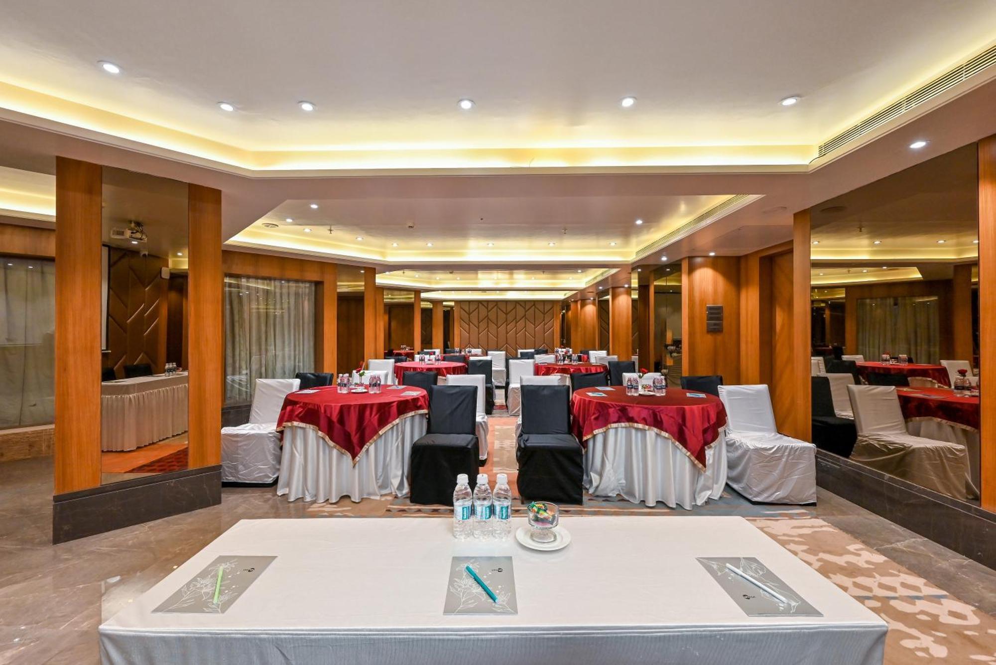 Hotel Maharaja Regency Satara Esterno foto