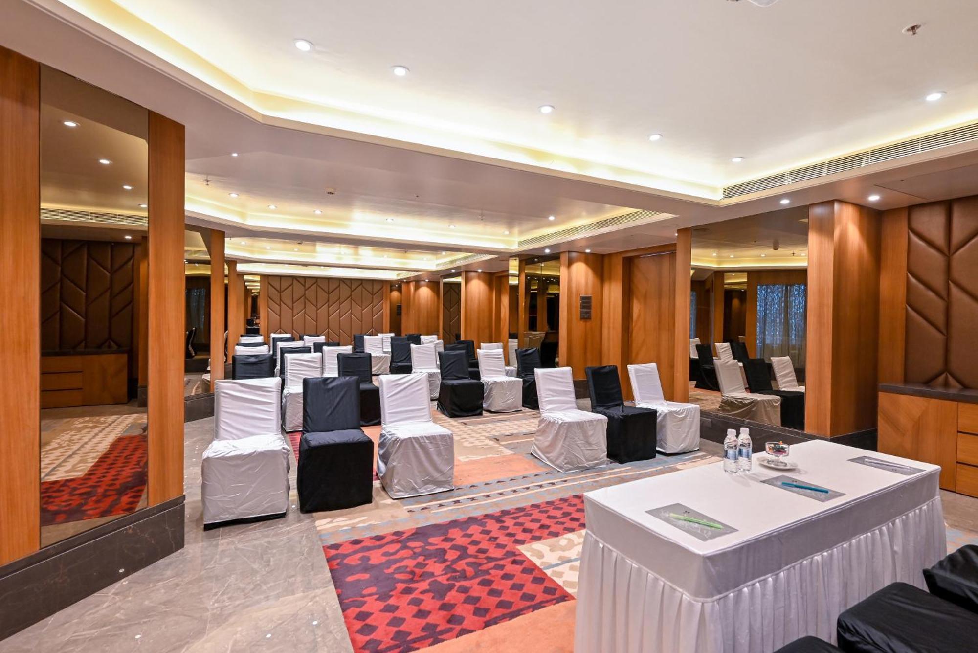 Hotel Maharaja Regency Satara Esterno foto