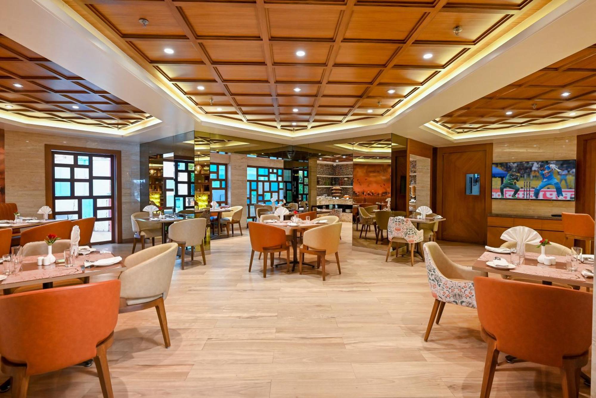 Hotel Maharaja Regency Satara Esterno foto
