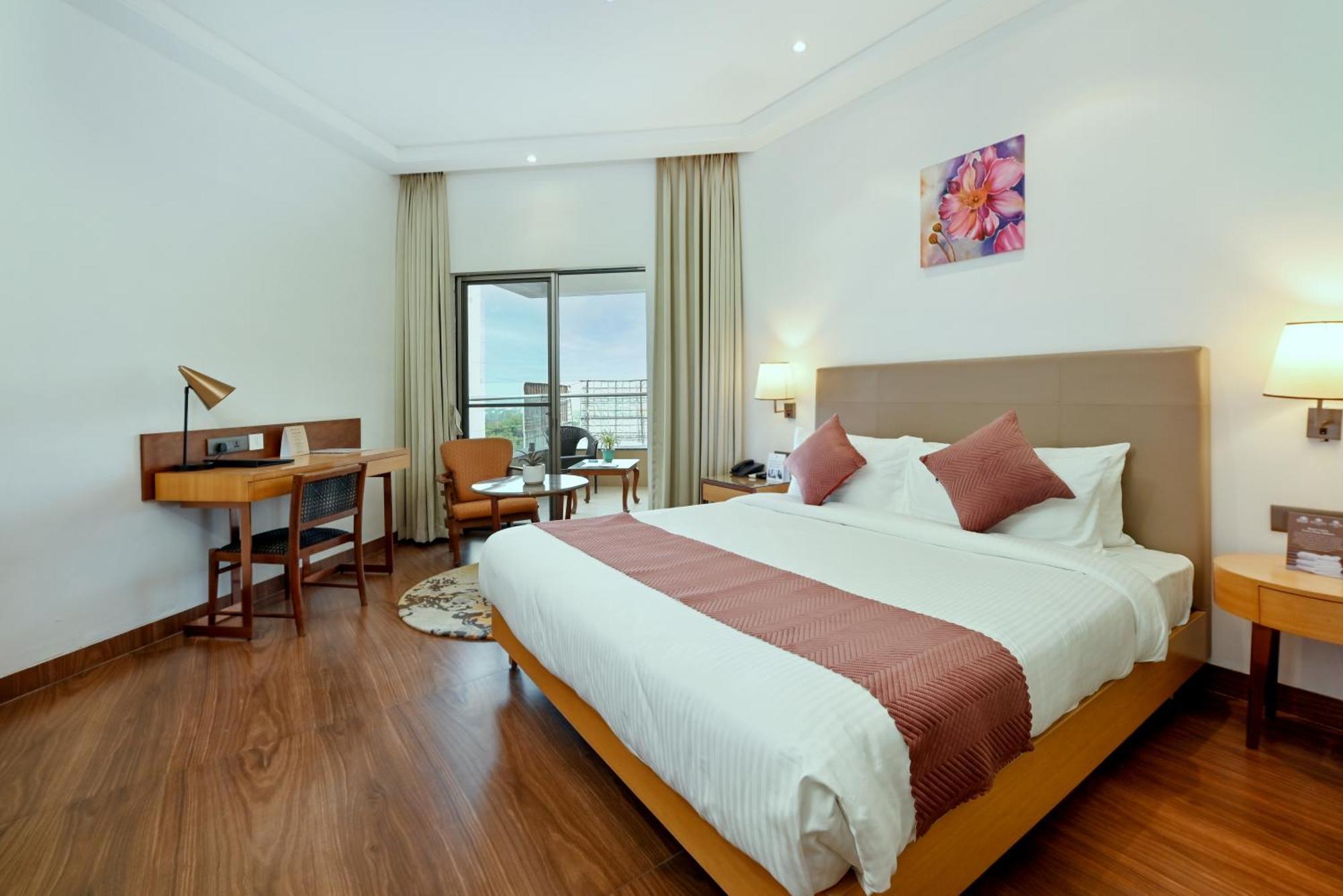 Hotel Maharaja Regency Satara Esterno foto