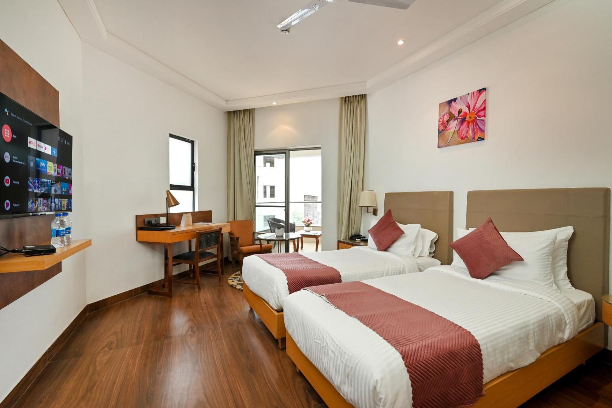 Hotel Maharaja Regency Satara Esterno foto