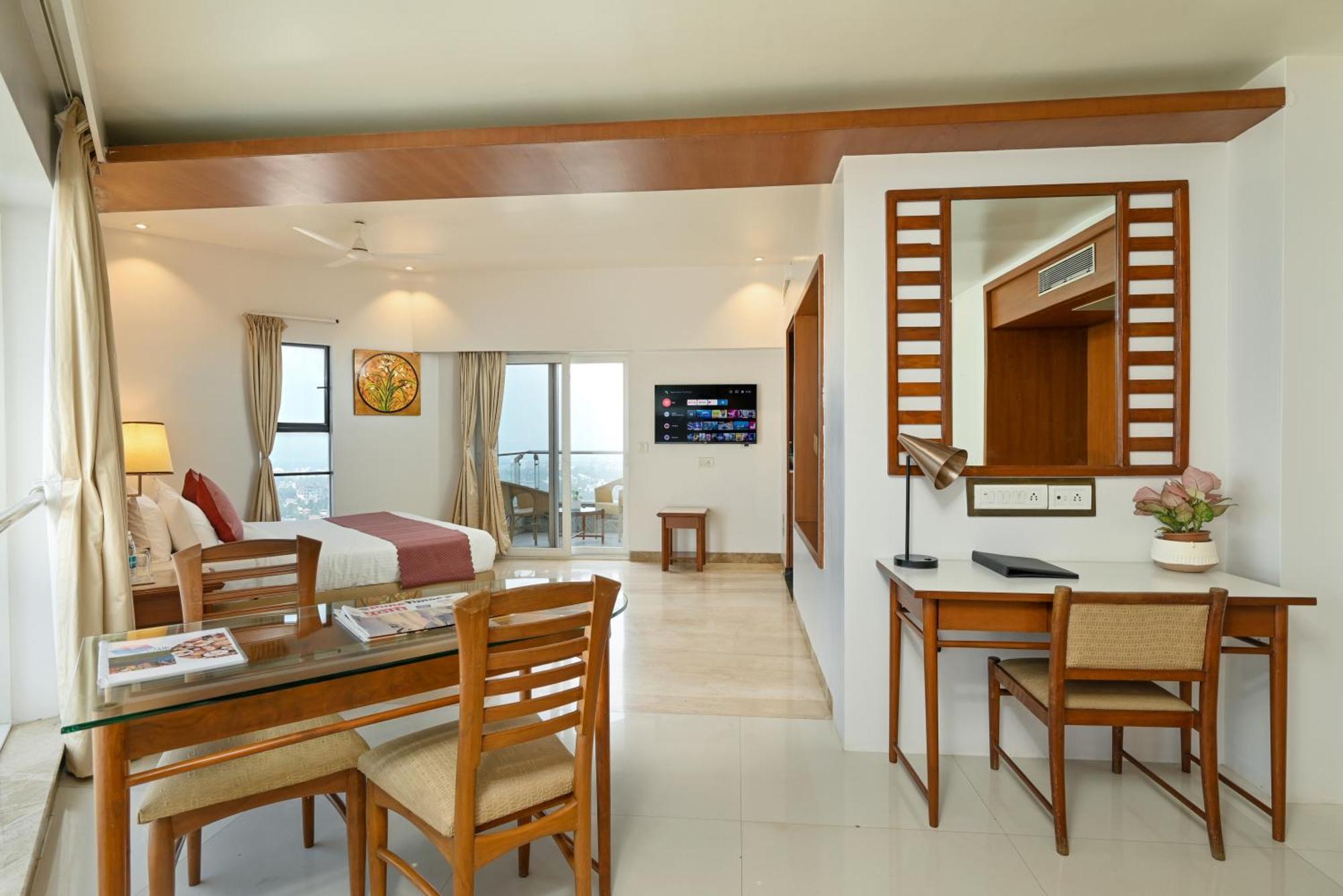 Hotel Maharaja Regency Satara Esterno foto
