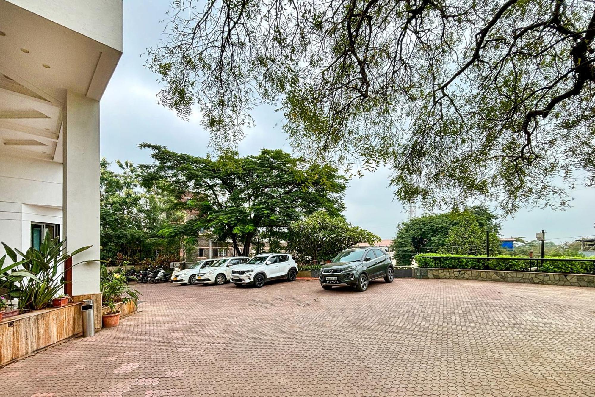 Hotel Maharaja Regency Satara Esterno foto