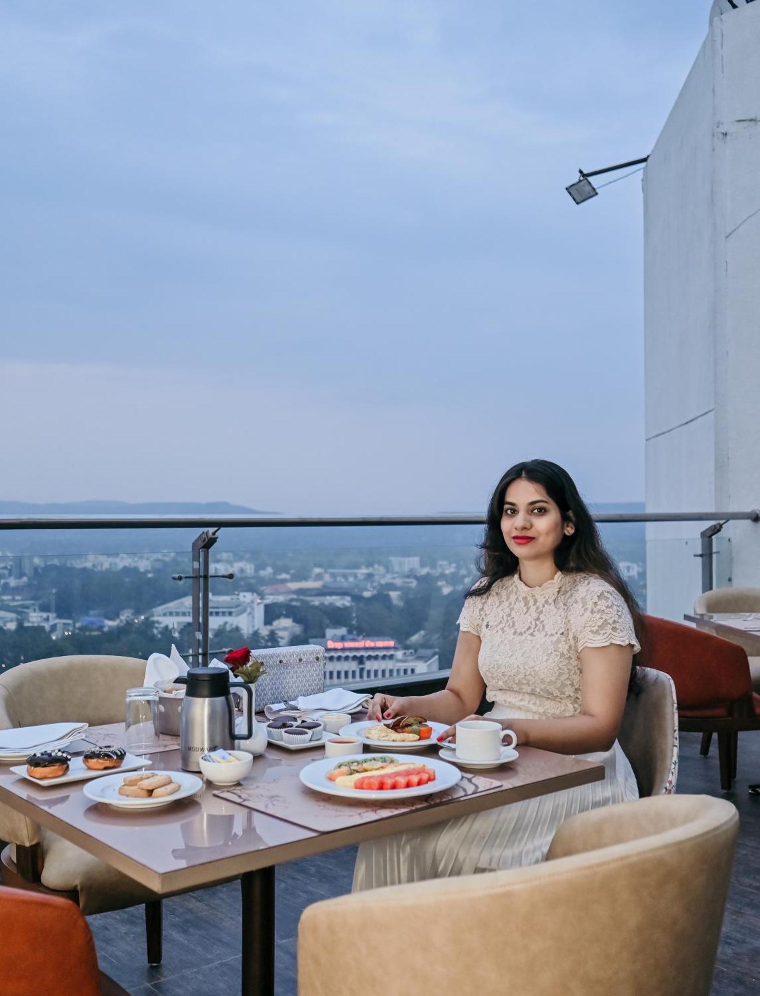 Hotel Maharaja Regency Satara Esterno foto