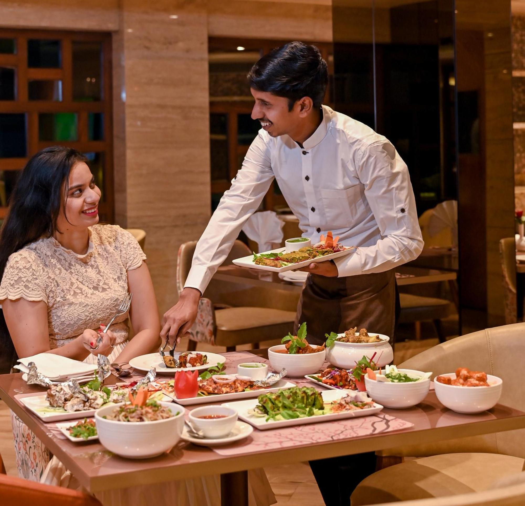 Hotel Maharaja Regency Satara Esterno foto