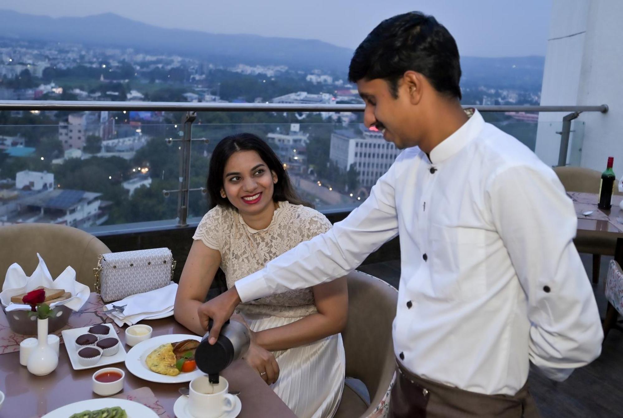 Hotel Maharaja Regency Satara Esterno foto