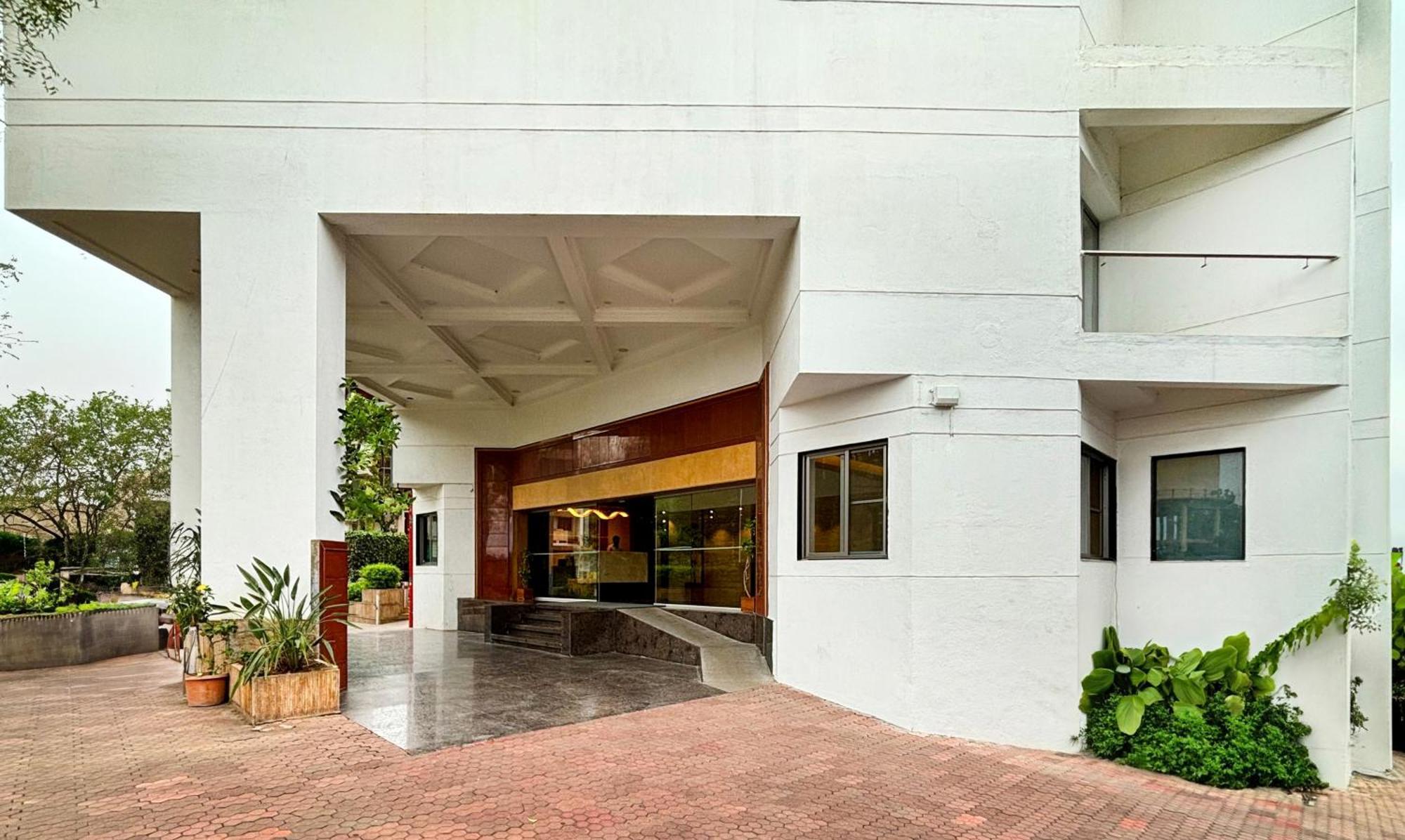 Hotel Maharaja Regency Satara Esterno foto