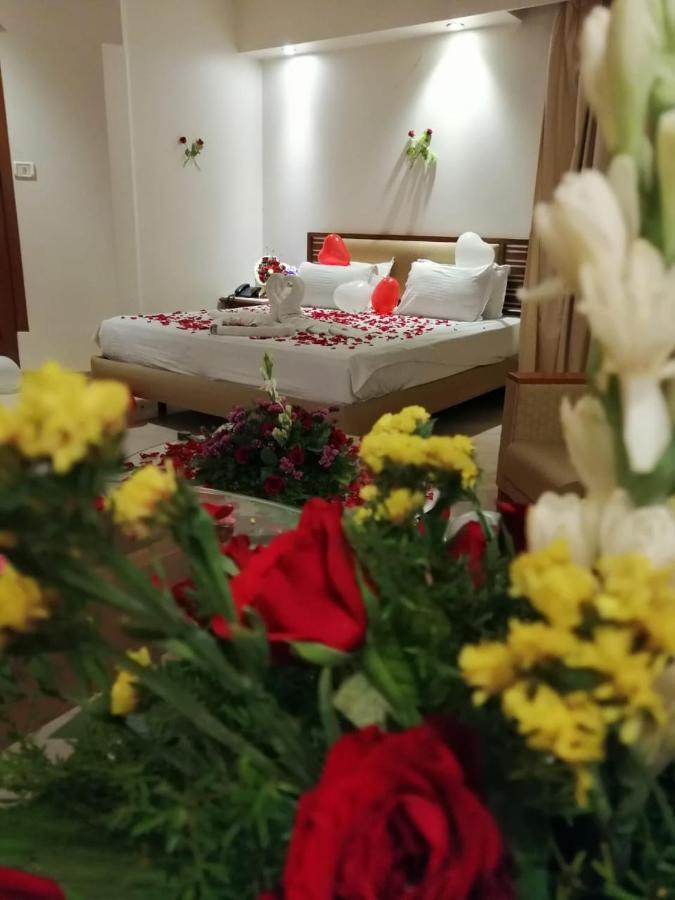 Hotel Maharaja Regency Satara Esterno foto
